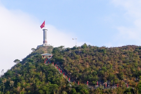 Từ Hà Giang đi cột cờ Lũng Cú bao xa?