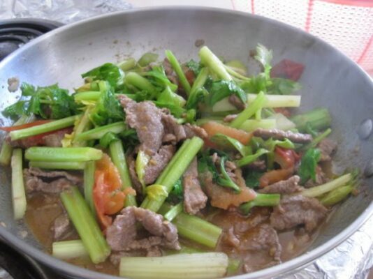 Cách làm thịt bò xào cần tây thơm ngon bổ dưỡng cho cả nhà