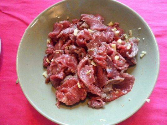 Cách làm thịt bò xào cần tây thơm ngon bổ dưỡng cho cả nhà