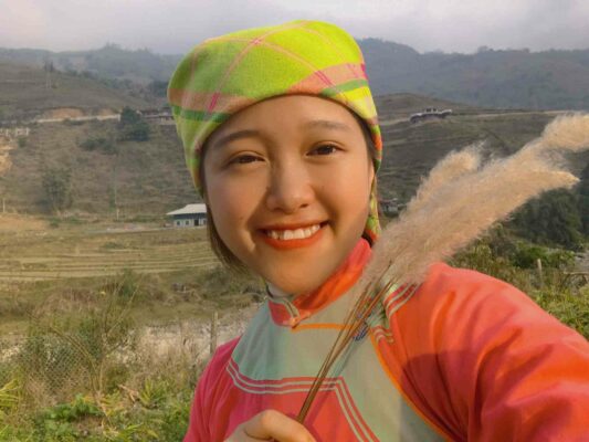 Trải nghiệm tour du lịch online cùng với cô gái dân tộc giáy tại Sapa. Hướng giáy sa pa